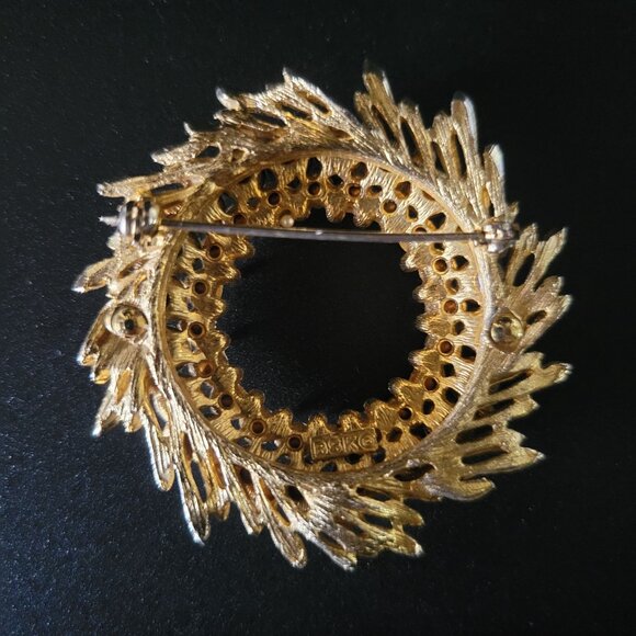 Vtg BSK Gold Tone Clear Rhinestone & Faux Pearl Brooch Round Wreath Shape *Read - Picture 2 of 5